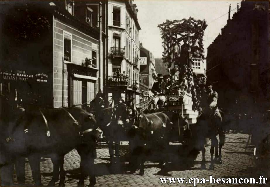 BESANÇON - Place Flore - Cavalcade au profit de la Maison des Étudiants et des Sinistrés des Chaprais - 20 mai 1928 - VIIe Foire exposition comtoise.